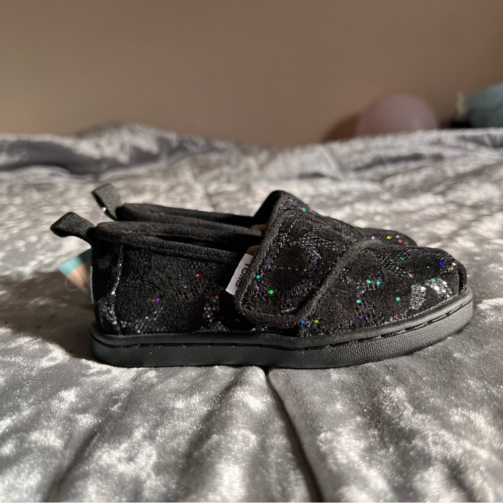 NWT Toms tiny Alpargata black iridescent cats t6
